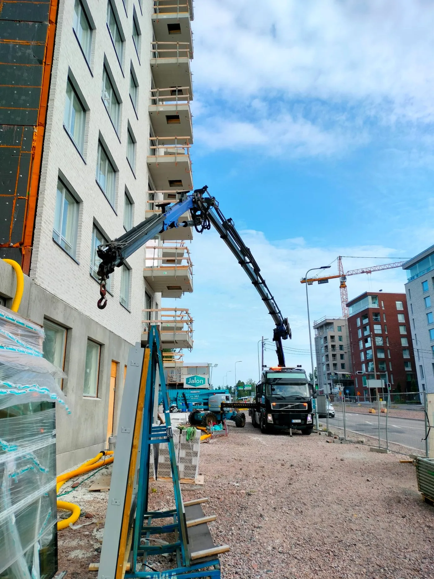 Sinopal kurottaja kerrostalotyömaalla